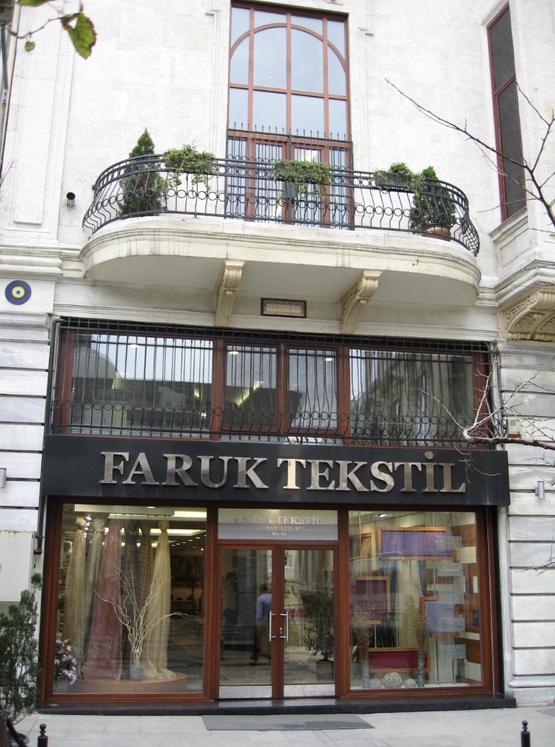 Фасад магазина и шоурума Faruk Tekstil на улице Аширефенди